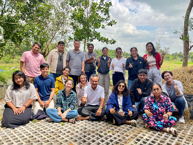 Đoàn nghiên cứu sinh của Trường Đại học Ubon Ratchathani (Thái Lan) đến tham quan học tập tại cánh đồng lúa mùa Tư Việt. Ảnh: Haiau Educursions